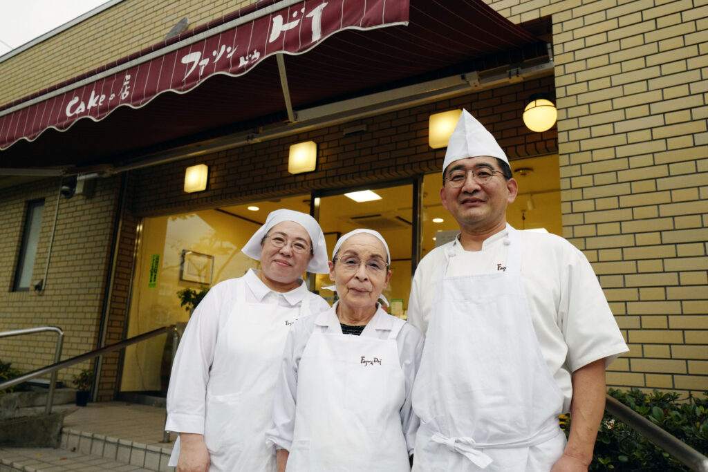 右から店主の土井彰さん、接客を担当する母の美知恵さんと妻の裕子さん