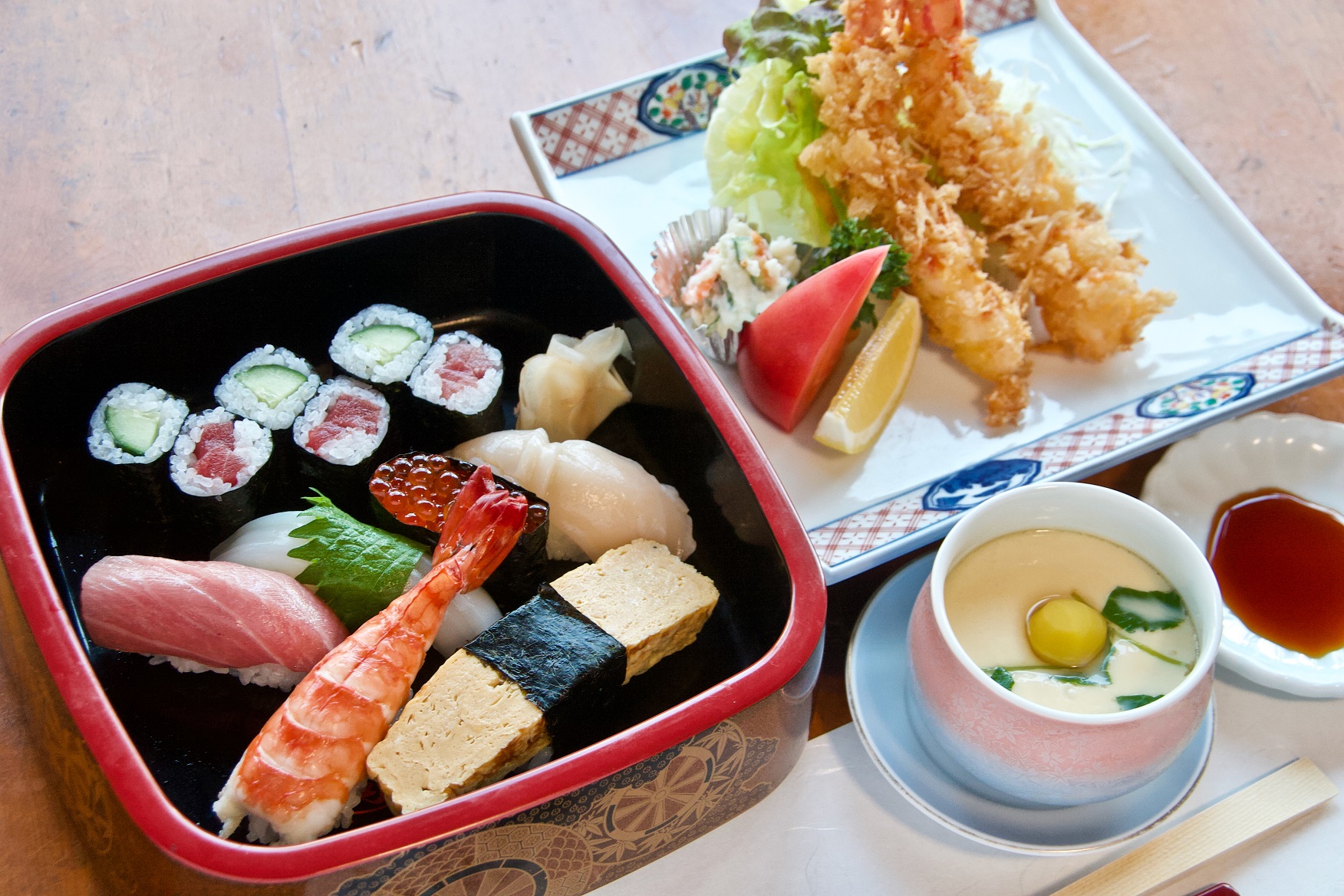 『にぎり上寿司』（1650円）など寿司各種の他、『エビフライ』（1040円）や『茶碗蒸し』（550円）なども味わえる