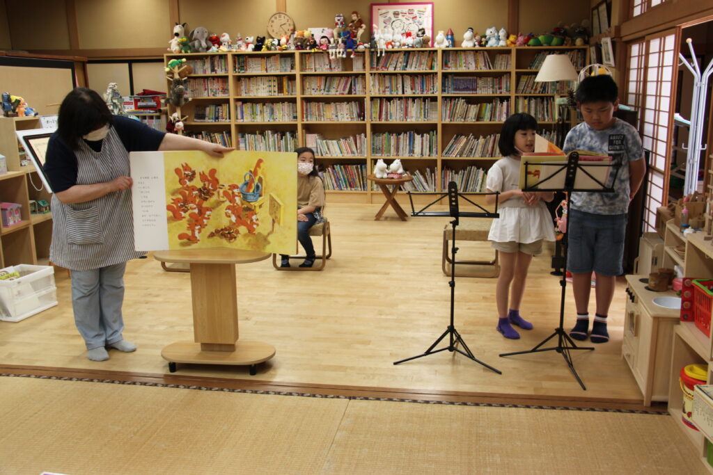 大念寺広間では子どもらが絵本読み聞かせの練習を