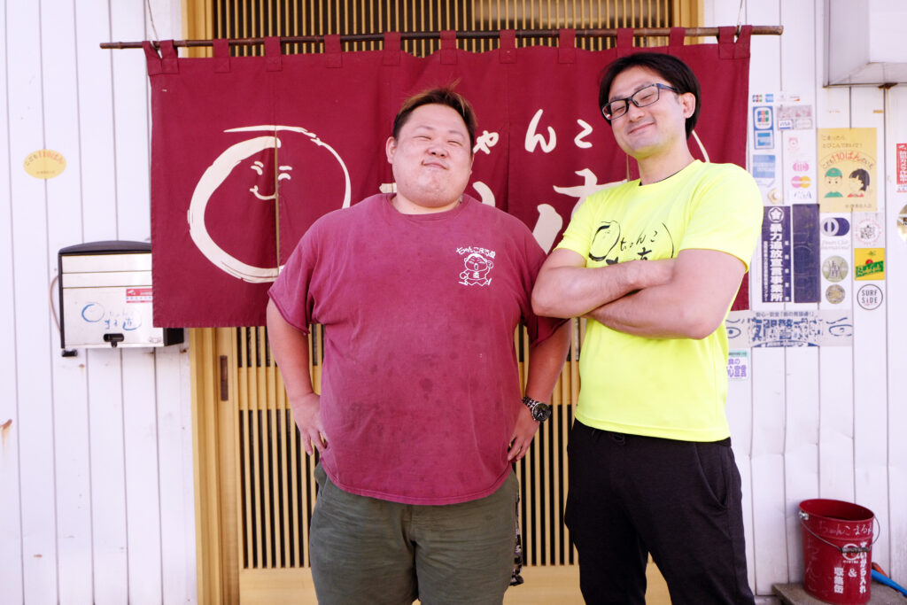 店主の渡辺直祟さんは愛称「なおちゃん」（左）。右は大親友の松尾さん