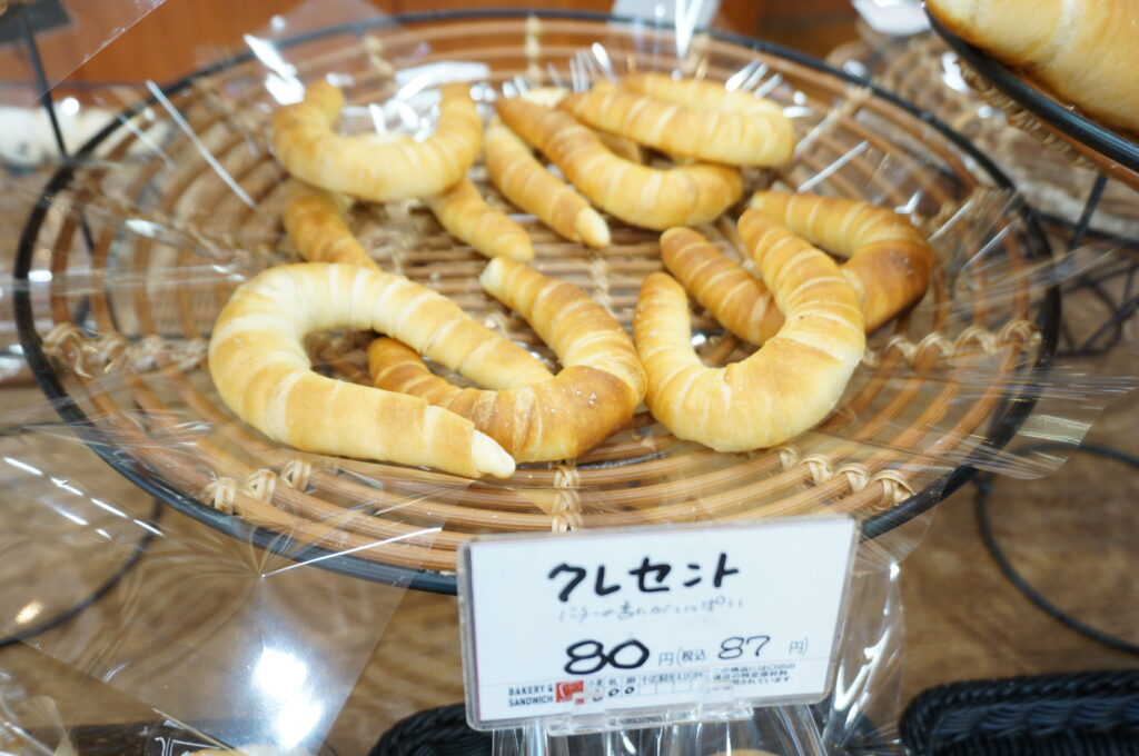 店を代表する人気商品「クレセント」は87
円。食事によく合う塩パンで、生地を折り込むため独特の食感だ