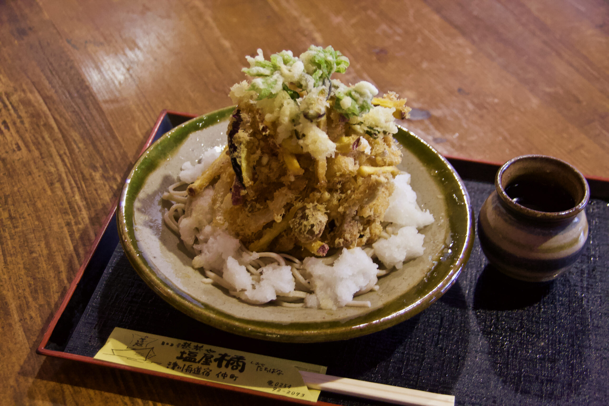迫力満点の冷たいそば「かき揚げおろし」が大人気 川港茶や 塩屋 橘