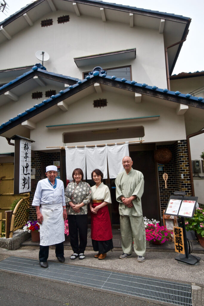 左から元志さん、裕美さん、祥子さん、浄圓寺板倉住職