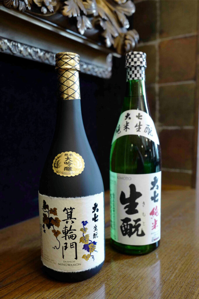 『大七　純米生酛』（720 ml　1390円）、『大七　箕輪門』（720 ml　4200円）。独自の「超扁平精米技術」によって米の旨味がきれいに際立つ