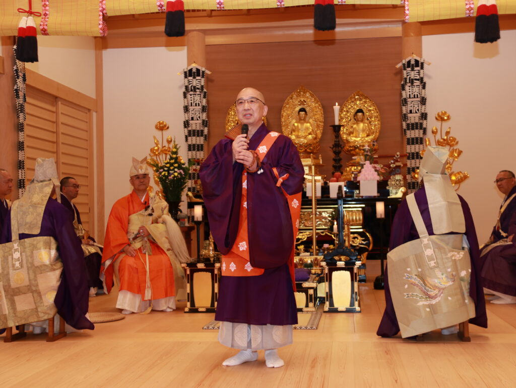 光勝院で営まれた法要で挨拶する、奥山中尊寺貫主