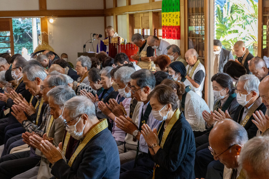 12日の慶讃法要には関係者ら約70名が集ま、参列者によるお念仏の声は堂内外に響き渡った