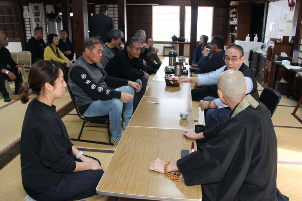 談笑する参加者たち（手前右が高島住職、左が怜美さん）