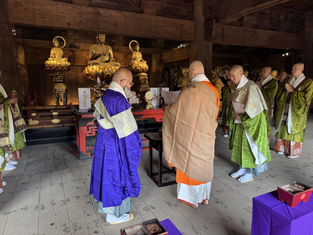 営まれた撥遣式の様子