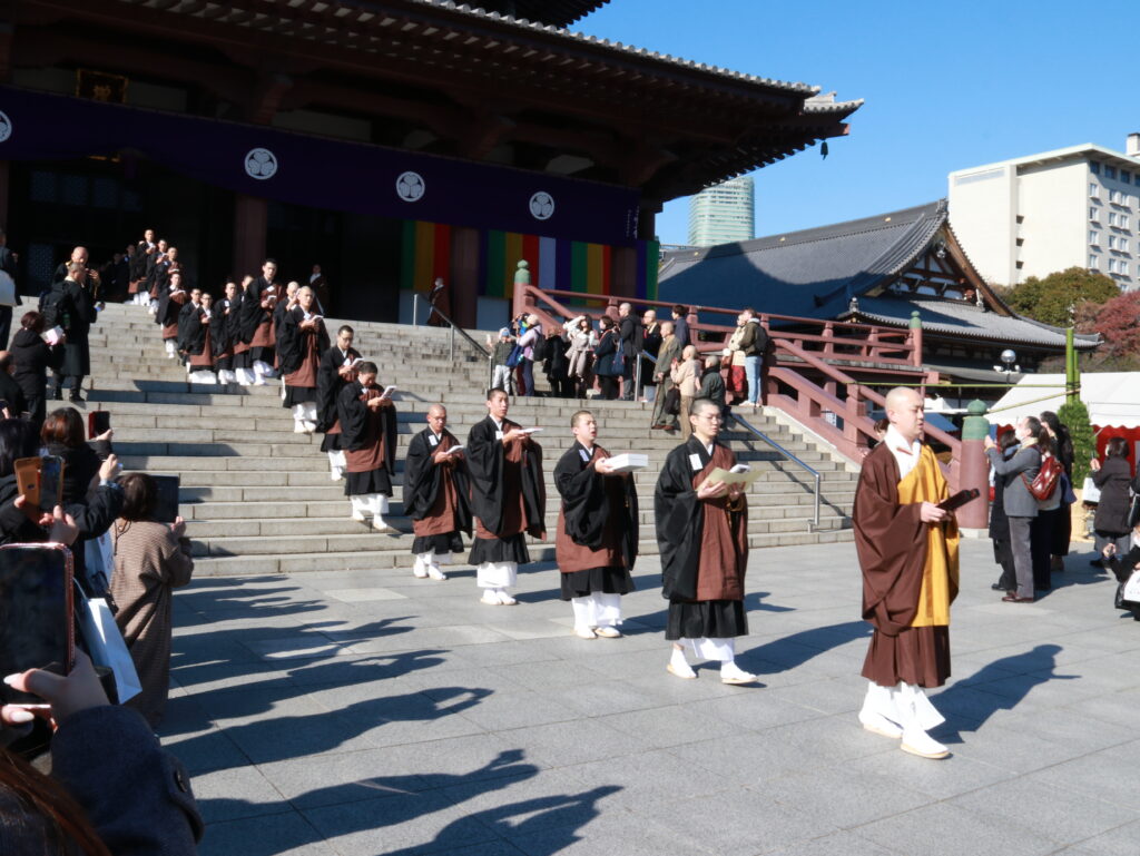 増上寺大殿から浄土宗教師となって出てきた修行僧たち