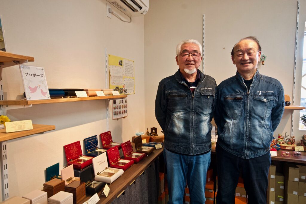 社長の柴垣幹男さん（右）と顧問の山岸英雄さん（左）