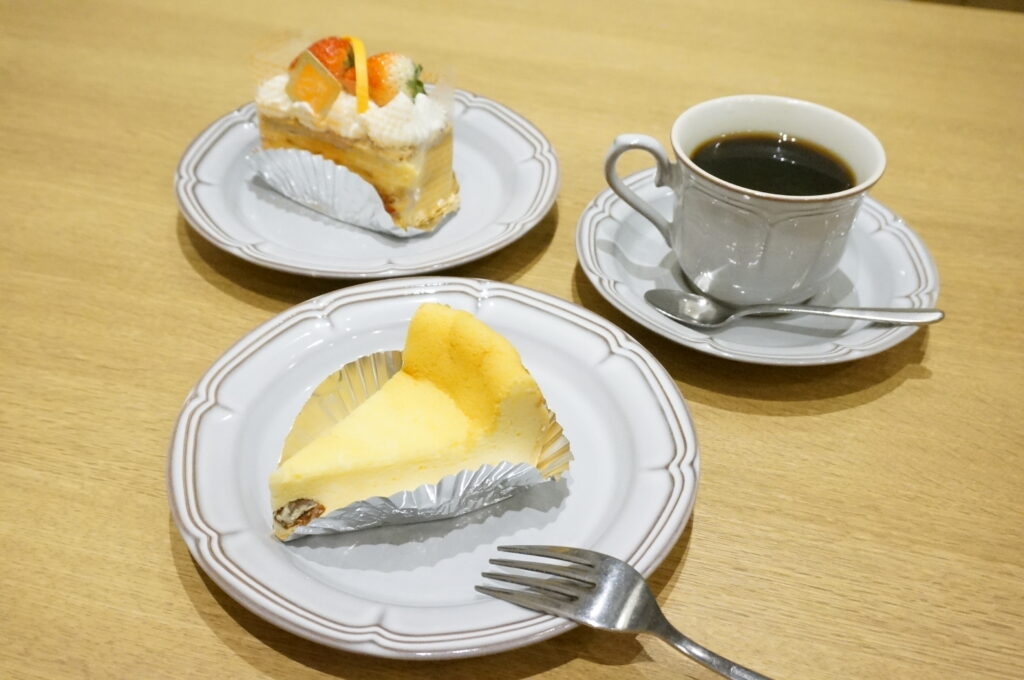 上品な味わいの「チーズケーキ（420円）」と、甘酸っぱい苺とカスタードが調和する「苺のミルフィーユ（520円・季節限定）」。カフェではケーキのほか、ランチ時間はパスタやサンドイッチなどの軽食も楽しめる