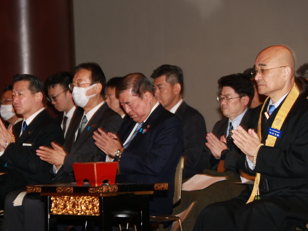 浄光会の様子。右から、川中宗務総長、石破首相、江渡議員、福山議員