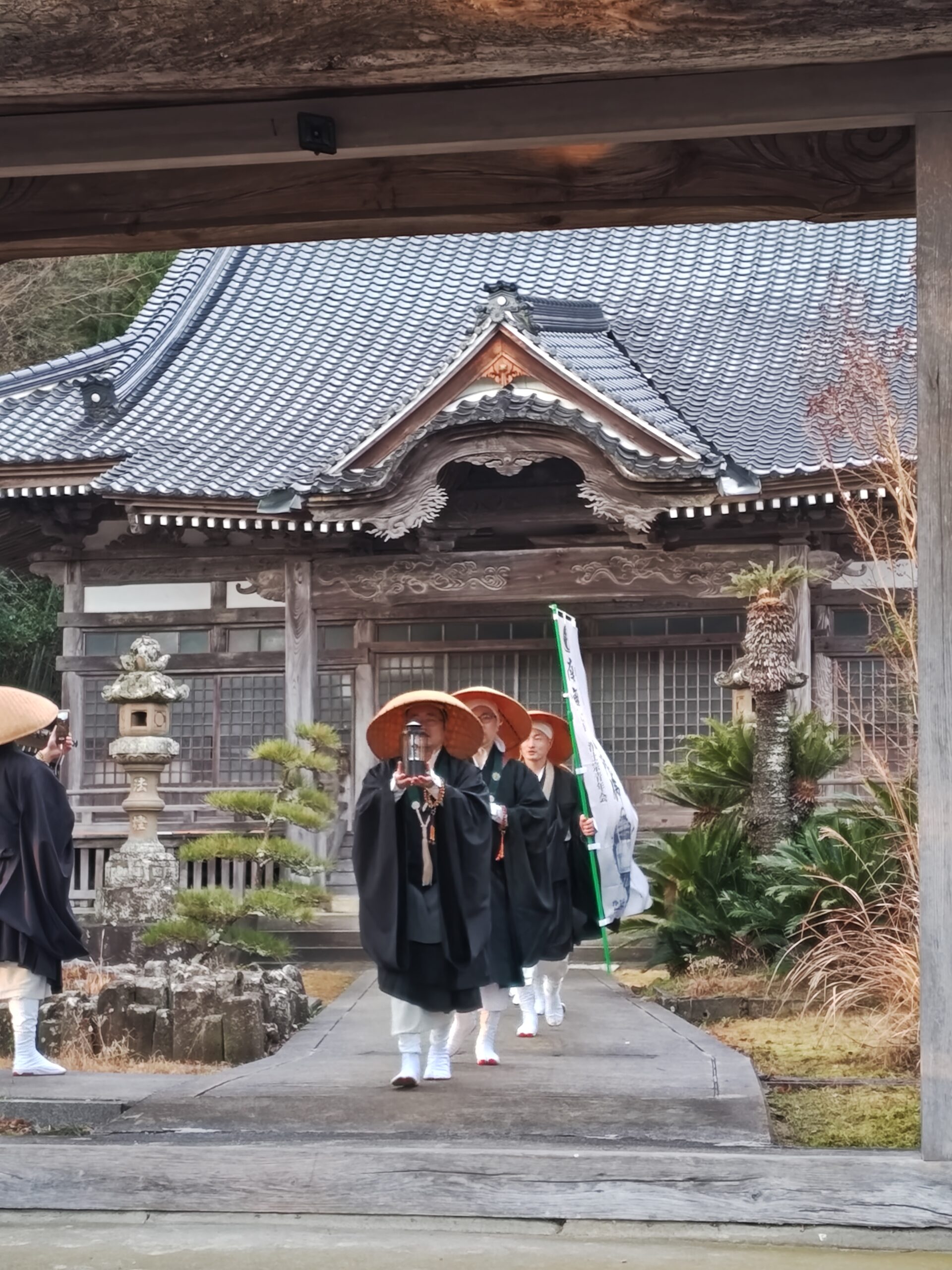 「真作」　円覚寺派龍雲院・【小池心叟】　雷門布鼓　横幅　掛軸　円覚寺　横田南嶺 石見教区浄土宗青年会が念仏行脚 法灯と共に90キロ | 浄土宗【公式サイト】